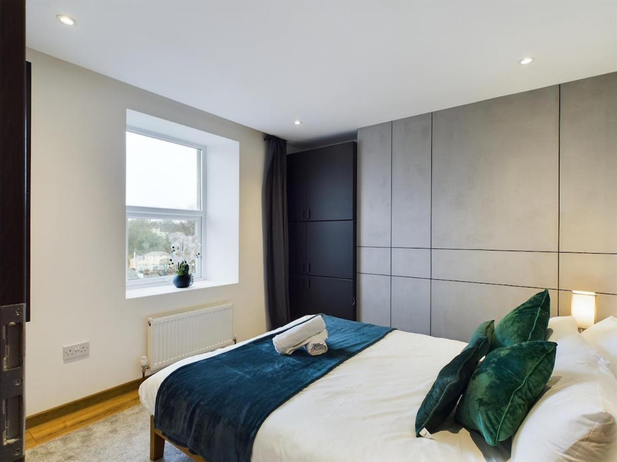 The Seaside Manor - - 3 Bed - Free Parking Apartment *