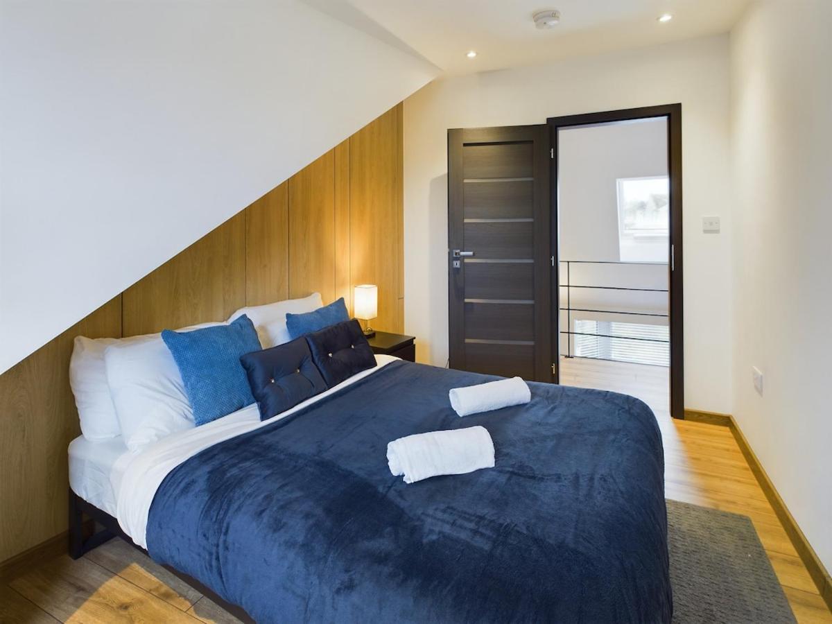 The Seaside Manor - - 3 Bed - Free Parking Apartment *
